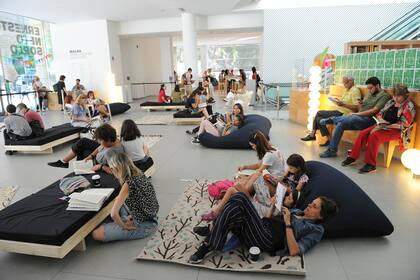 Como un chill out literario, en el hall, salas y demás espacios del museo hay puff, silencio y libros