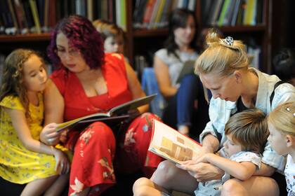 La lectura con chicos también se da puertas adentro, en la biblioteca y el auditorio del Malba