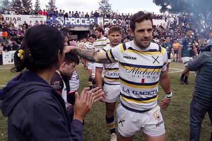 Fiesta de rugby en el club Cardenales, donde Nico Sánchez encabezó el ingreso de Lawn Tennis a la cancha para la final contra su vecino Tucumán Rugby; el apertura volvió en la cuarta fecha y un par de meses resultó campeón del NOA.