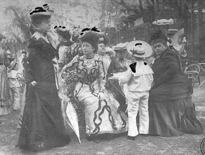 Fiesta del Patronato, del que Victoria Aguirre era vicepresidenta y secretaria, en el restaurante La Terraza de los lagos de Palermo. La acompaña Celina Huergo de Estrada. Octubre de 1901.