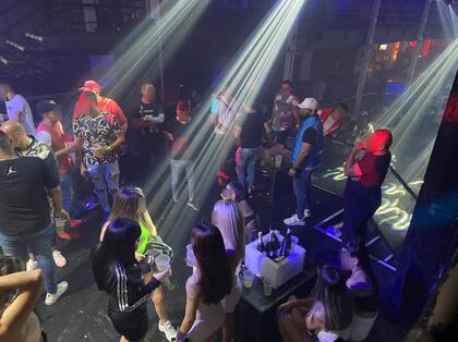 Fiesta electrónica ilegal en Avenida Rivadavia al 7400, Flores