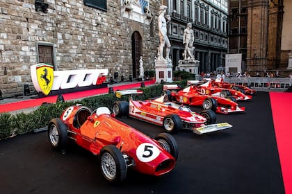 Fiesta en la Toscana. Pocos días antes de correr en Migello el GP 1000, Ferrari hizo un gran despliegue de sus autos históricos en Florencia
