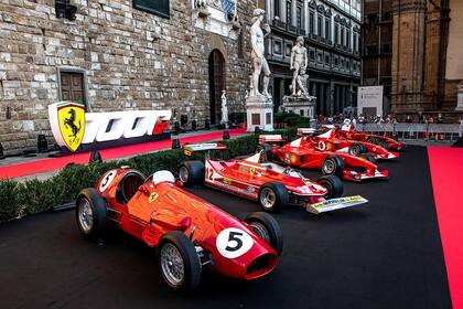 Fiesta en la Toscana. Pocos días antes de correr en Migello el GP 1000, Ferrari hizo un gran despliegue de sus autos históricos en Florencia