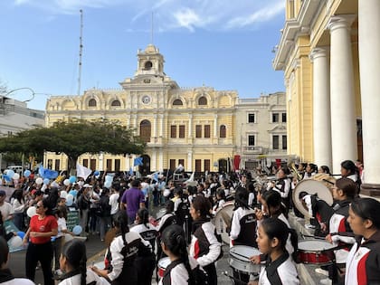 Fiesta religiosa frente a la Catedral y el Palacio Municipal.