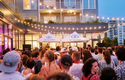 Fiestas al atardecer en la terraza del Hotel Rockaway