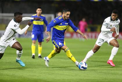 Figal se lanza al ataque; el lateral sube por derecha y participó de algunas jugadas de gol de Boca