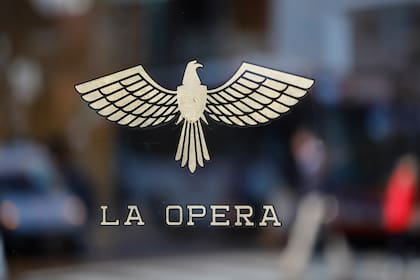 Figura del águila en una de las ventadas del bar abierto en 1928