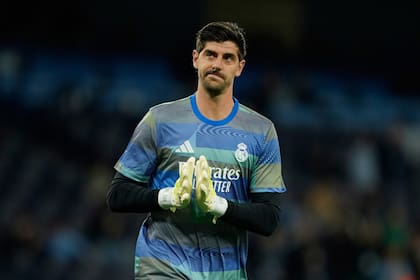 Figura en el primer tiempo, Thibaut Courtois fue reemplazado en el entretiempo: el belga padece una sobrecarga en el aductor derecho y su presencia en el derbi madrileño, el domingo, es una incógnita