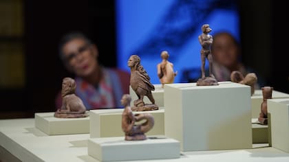 Figuras de arcilla de un fascinante bestiario que la artista argentina Adriana Bustos instala con múltiples sentidos en el Archivo de Indias