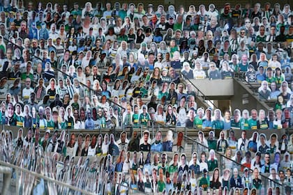 Figuras de cartón de tamaño natural con las fotos de los fanáticos del fútbol se colocan en las gradas del estadio de fútbol Borussia Moenchengladbach para el próximo partido, que se jugará sin espectadores, en medio del brote de la enfermedad del coronavirus (COVID-19) en Moenchengladbach
