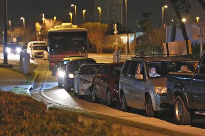 Fila de autos de visitantes afuera del Jetty Park, varias horas antes del lanzamiento