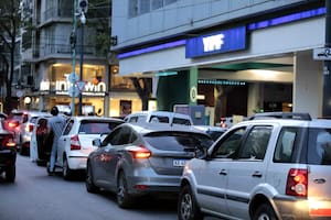 Largas filas para cargar nafta en las estaciones de servicio por la falta de combustible