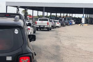 Fila de autos esperando para cruzar el puente General San Martín