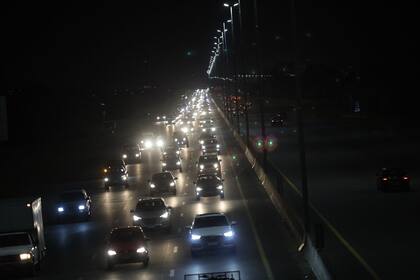 Fila de autos saliendo de la ciudad por la autopista La Plata en vísperas de Semana Santa. 31 marzo 2021