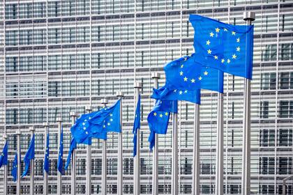 Fila de banderas de la UE frente al edificio de la Comisión de la Unión Europea en Bruselas