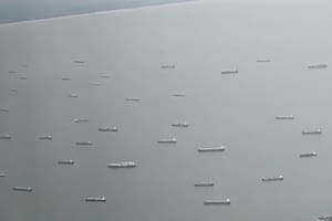 Una masiva "fila" de barcos espera para cruzar el Canal de Panamá, afectado por la falta de agua