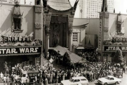Fila de personas para ver Star Wars en 1977, poco después de su estreno.