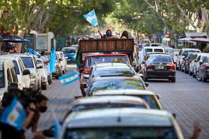 Fila de vehículos en la ciudad de Mendoza por la caravana del Día de la Lealtad