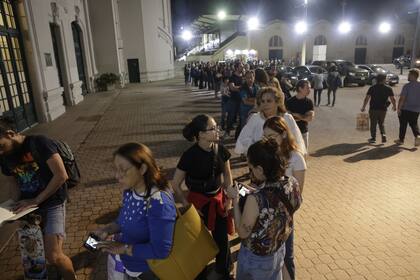 Fila fuera de la sala José Hernández en la previa al show musical.