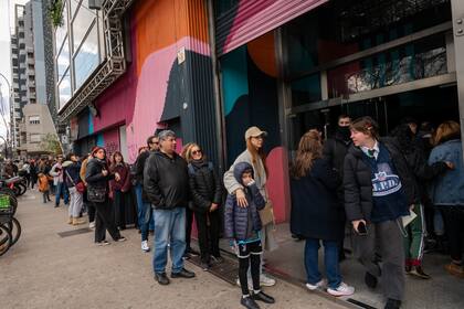 Fila para entrar a cualquier lugar en cualquier momento