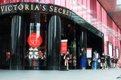 Fila para entrar a un local en el districto de Orchard Road en Singapur, donde la economía y la vida social comienza una nueva era tras un largo confinamiento