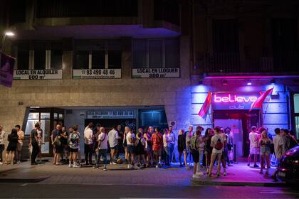 Fila para entrar a una discoteca de Barcelona este domingo