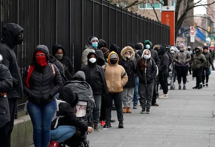 Fila para testeos en el Lincoln Medical Center en el Bronx, Nueva York