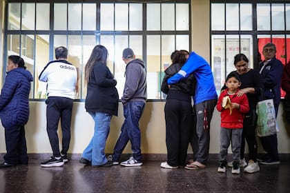 Fila para votar es la escuela Delpini, en Lugano