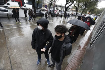 Filas bajo la lluvia para retirar las entradas para ver a la selección