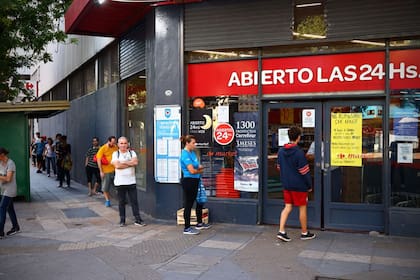 Los supermercados están abiertos de 7 a 20 todos los días incluyendo los feriados mientras continúe la cuarentena total