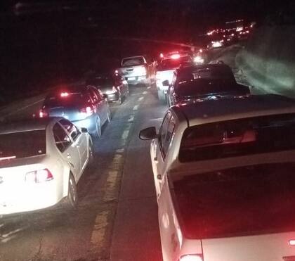 Filas de 10 kilómetros se suceden para ingresar a Chile por el paso Cristo Redentor