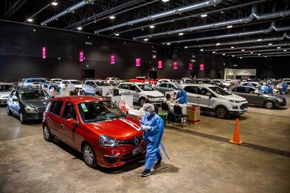 Filas de automóviles para realizar el testeo en la Rural de Palermo