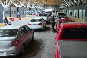 Filas de autos en la aduana para cruzar a Chile desde Mendoza, el sábado