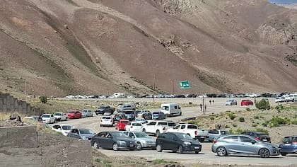 Filas de más de una cuadra para cruzar la frontera