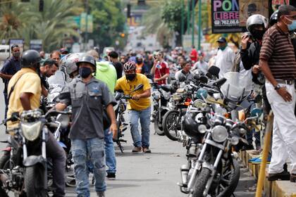 Filas de motociclistas esperando para cargar nafta en Caracas