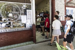 Llegó de Calabria en el 52 y junto a su familia sigue al frente de la rotisería que conquista con sus platos caseros