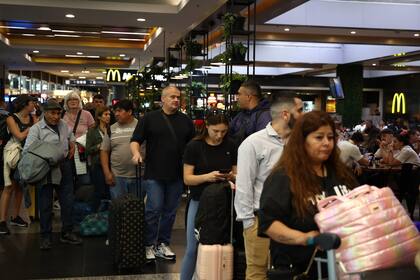 Filas en Aeroparque por suspensión de vuelos debido al conflicto con aeronaúticos