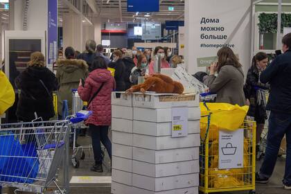 Filas en el IKEA Rostokino tras el anuncio de la cadena sueca de que cesará sus operaciones en Rusia. Photo: Vlad Karkov/SOPA Images via ZUMA Press Wire/dpa
