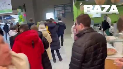 Filas en los cajeros automáticos de Moscú para retirar dinero 