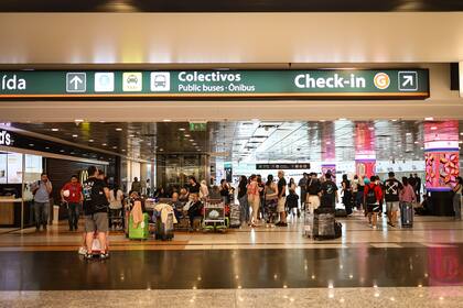 Filas en los mostradores del aeropuerto de Ezeiza. Foto ilustrativa