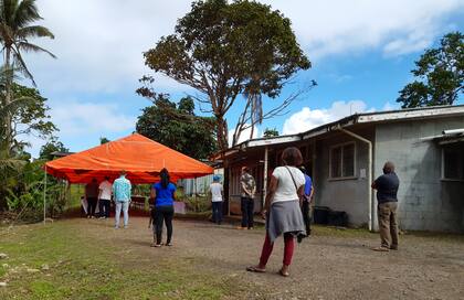 Filas en un centro de vacunación en Suva