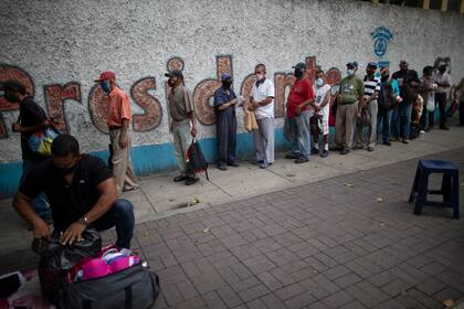 Filas en una iglesia de Caracas para obtener un plato de sopa (AP Photo/Ariana Cubillos, File)