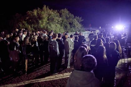 Filas extensas y controles marcan el ingreso a Boutique Club del Mar, uno de los boliches más concurridos por jóvenes durante la madrugada en Pinamar