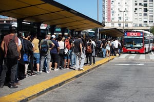 Paradas colapsadas y miles de pasajeros afectados por el inesperado paro de colectivos