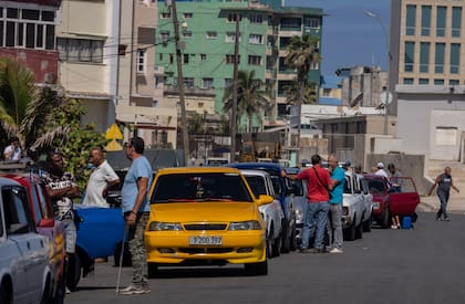 Filas para cargar combustible en La Habana (AP Foto/Ramón Espinosa)
