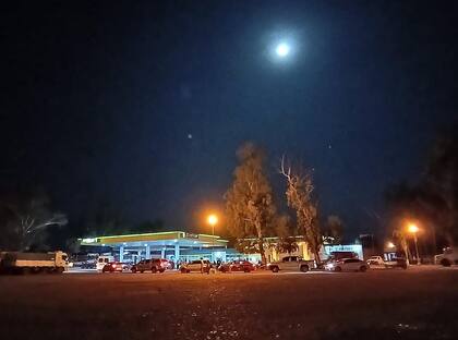 Filas para cargar combustible en Pinchanal (Orán, norte de Salta).