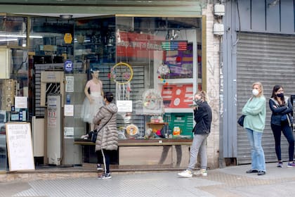 Filas para comprar productos en una librería porteña