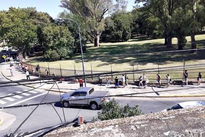 Filas para hisoparse en la posta Detectar del Parque Sarmiento