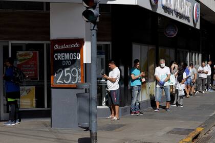 Filas para ingresar a un negocio, en Almagro