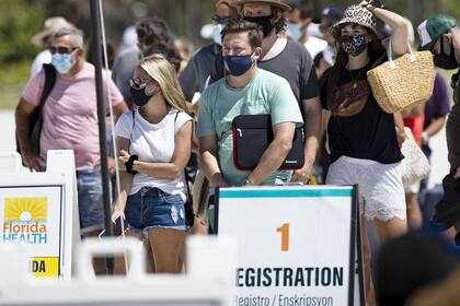 Filas para la vacunación con Johnson & Johnson en Miami Beach